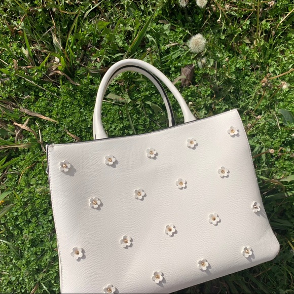 Beautiful White Daisy Tote - Picture 2 of 3